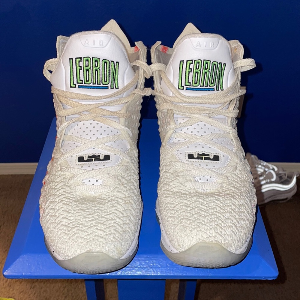 Selling the Lebron 17’s size 10.5 color is white/grey high for the ankles